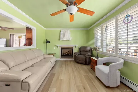 12 Leslie Lane Massapequa NY 11758