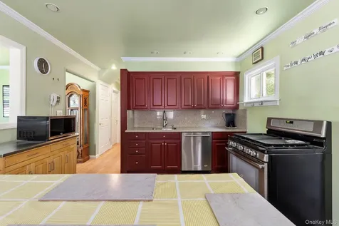 12 Leslie Lane Massapequa NY 11758