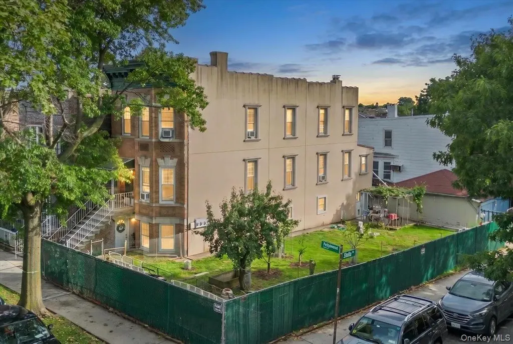 1543 Hollywood Avenue Bronx NY 10461