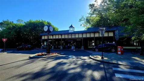 6 Oakstwain Road Scarsdale NY 10583