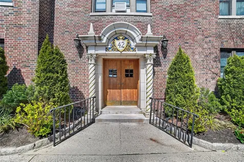 42 Pondfield Road W Bronxville NY 10708