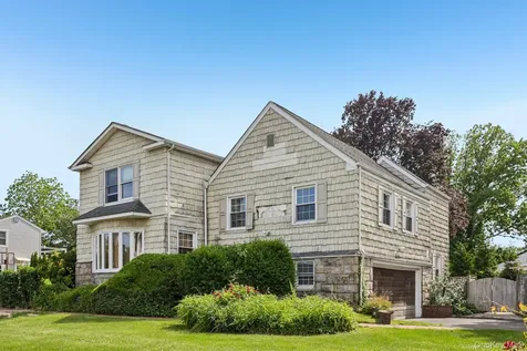 1304 Harbor Road Hewlett Harbor NY 11557