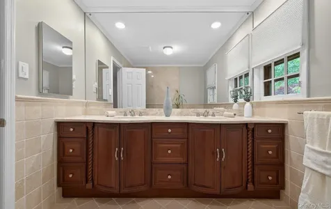 19 Seward Drive Woodbury NY 11797