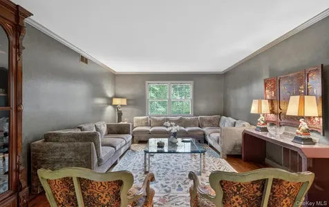 19 Seward Drive Woodbury NY 11797