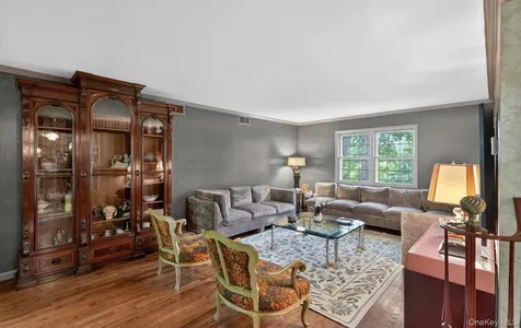 19 Seward Drive Woodbury NY 11797