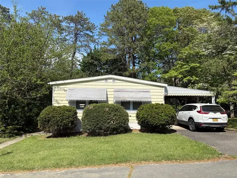 525/123 Riverleigh Avenue Riverhead NY 11901