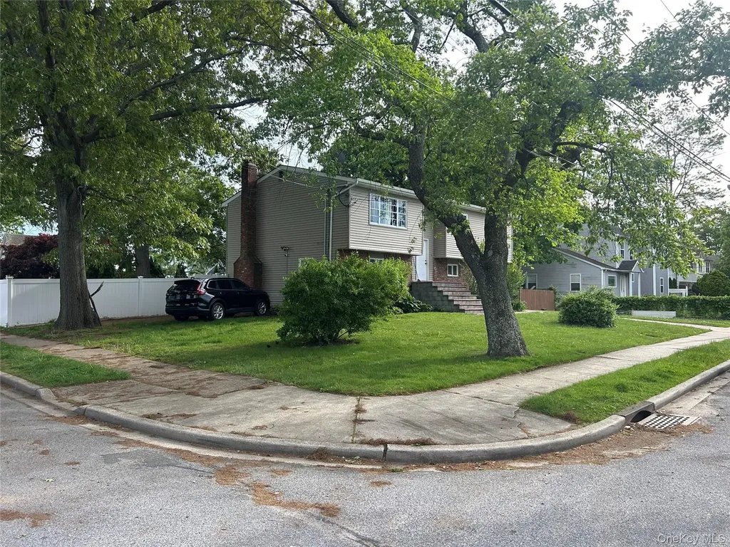 9 Oakley Street Massapequa NY 11758
