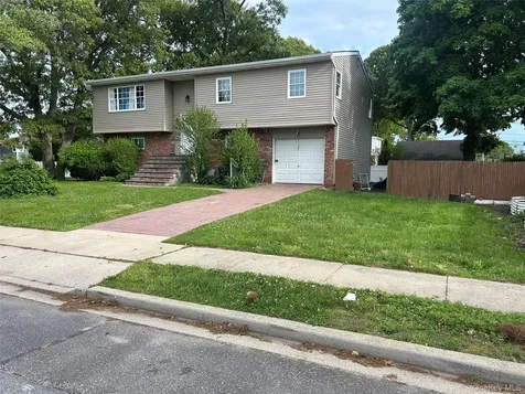 9 Oakley Street Massapequa NY 11758