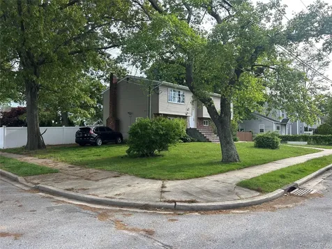 9 Oakley Street Massapequa NY 11758