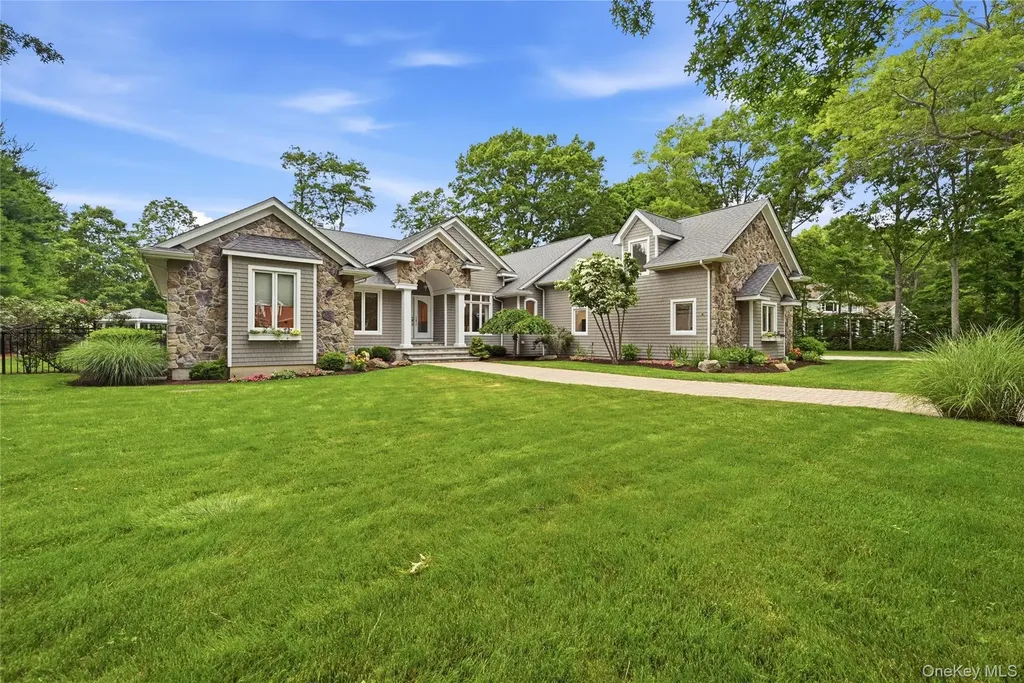 58 South Path Calverton NY 11933