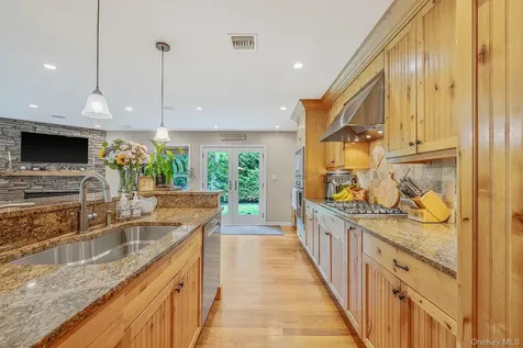 10 Radcliff Boulevard Glen Head NY 11545