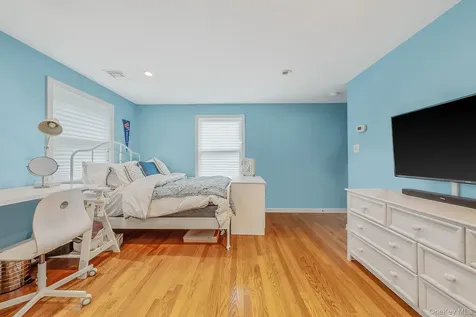 10 Radcliff Boulevard Glen Head NY 11545