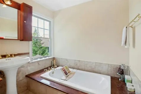 11 Sarven Court Tarrytown NY 10591