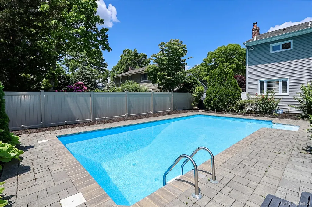 4 Quincy Lane Smithtown NY 11787