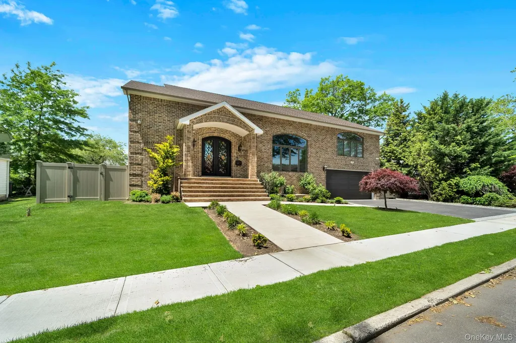 783 Oakleigh Road North Woodmere NY 11581