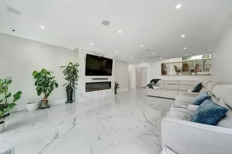 783 Oakleigh Road North Woodmere NY 11581