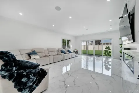 783 Oakleigh Road North Woodmere NY 11581