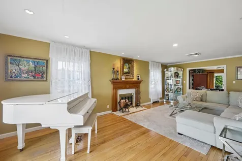 1304 Harbor Road Hewlett Harbor NY 11557