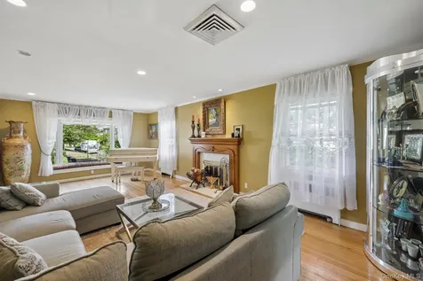 1304 Harbor Road Hewlett Harbor NY 11557