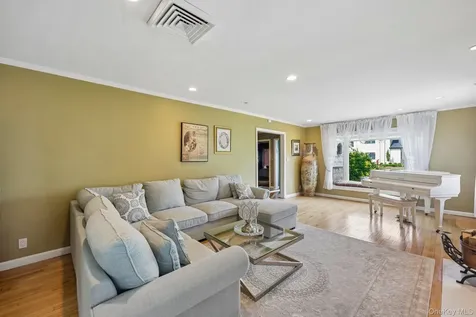 1304 Harbor Road Hewlett Harbor NY 11557