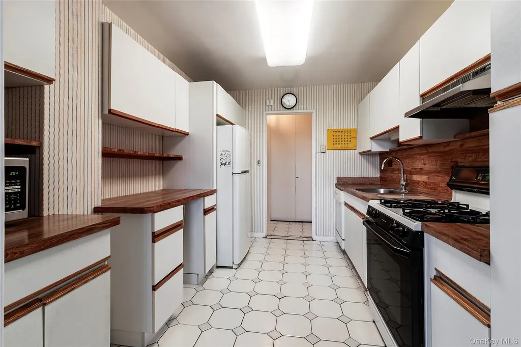 3935 Blackstone Avenue Bronx NY 10471