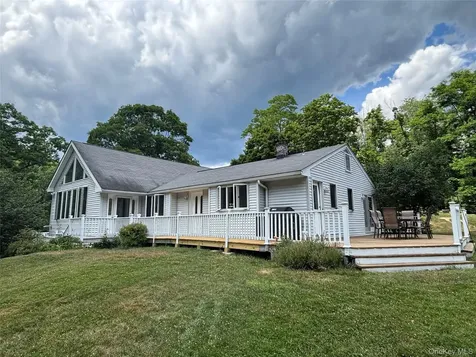 8 Trillium Road Pleasant Valley NY 12569