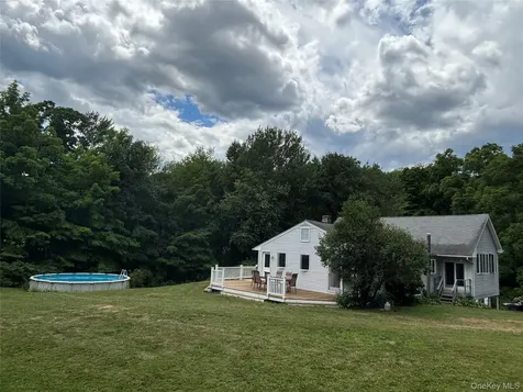 8 Trillium Road Pleasant Valley NY 12569
