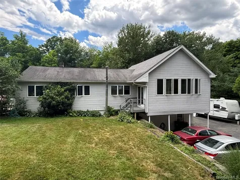8 Trillium Road Pleasant Valley NY 12569