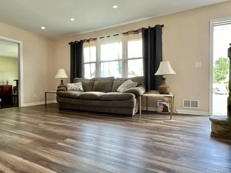 7 Mindy Lane Westbury NY 11590