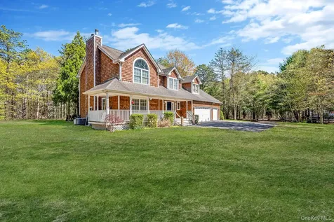 41 N Cozine Road Manorville NY 11949