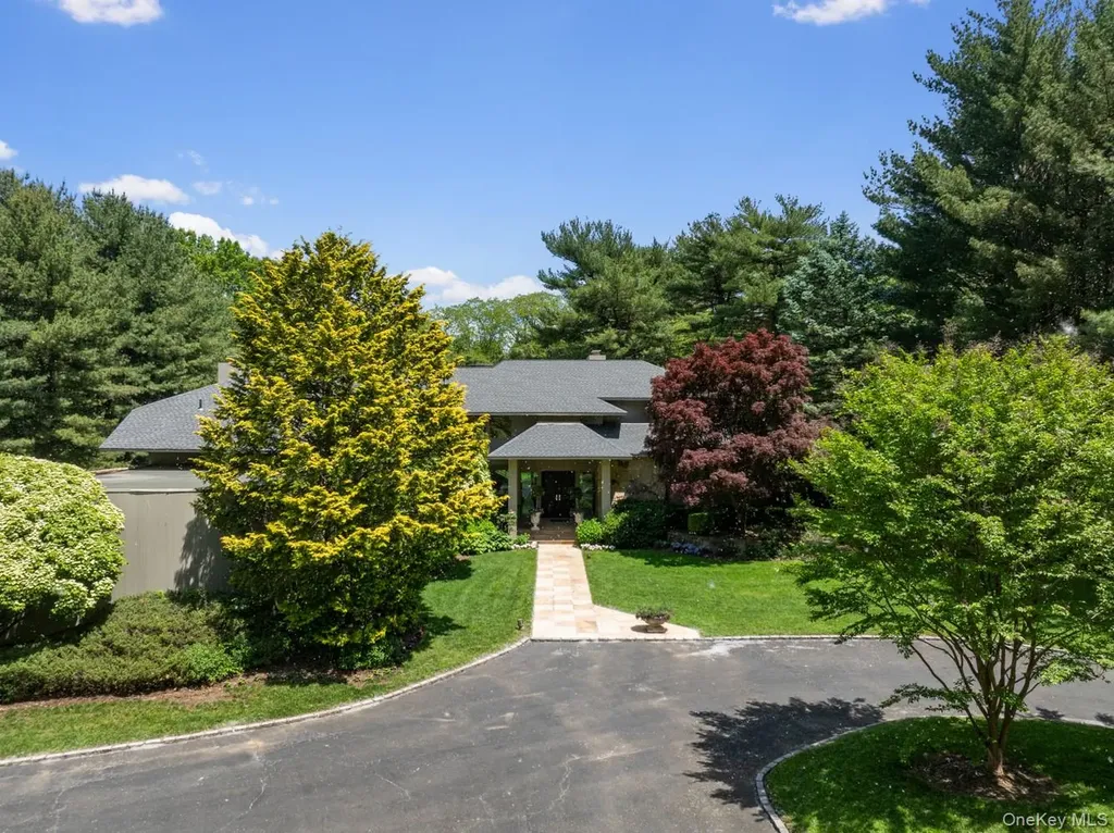 5 Coachmans Court Old Westbury NY 11568