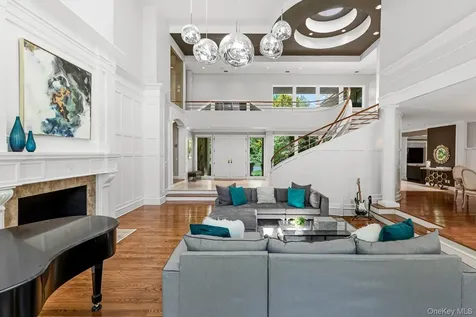 5 Coachmans Court Old Westbury NY 11568