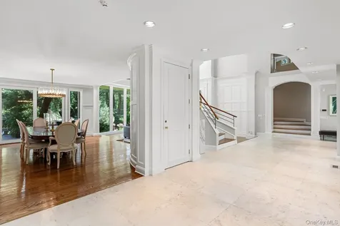 5 Coachmans Court Old Westbury NY 11568