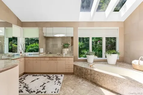 5 Coachmans Court Old Westbury NY 11568