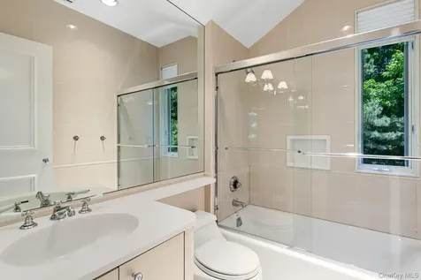 5 Coachmans Court Old Westbury NY 11568