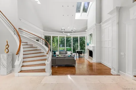 5 Coachmans Court Old Westbury NY 11568