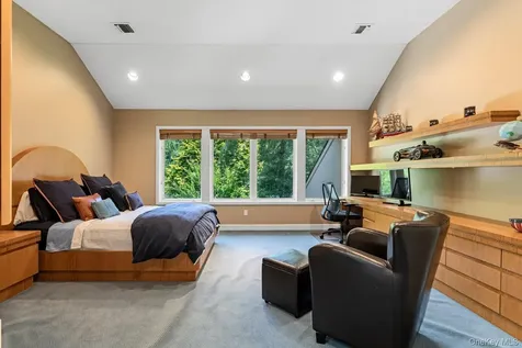 5 Coachmans Court Old Westbury NY 11568