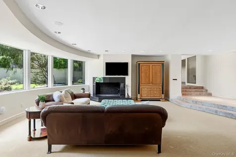 5 Coachmans Court Old Westbury NY 11568
