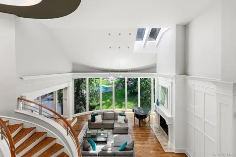 5 Coachmans Court Old Westbury NY 11568