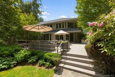 5 Coachmans Court Old Westbury NY 11568
