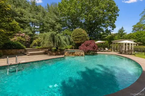 5 Coachmans Court Old Westbury NY 11568