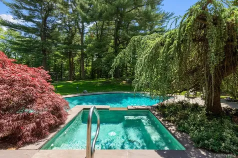 5 Coachmans Court Old Westbury NY 11568