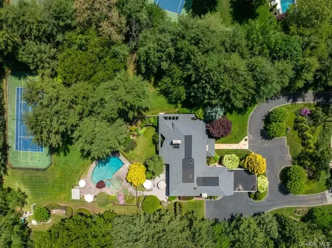 5 Coachmans Court Old Westbury NY 11568