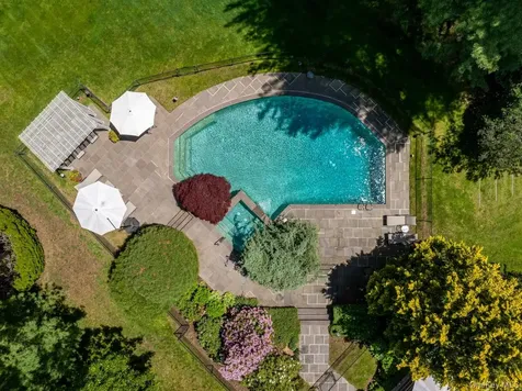5 Coachmans Court Old Westbury NY 11568