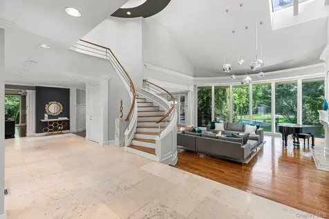 5 Coachmans Court Old Westbury NY 11568