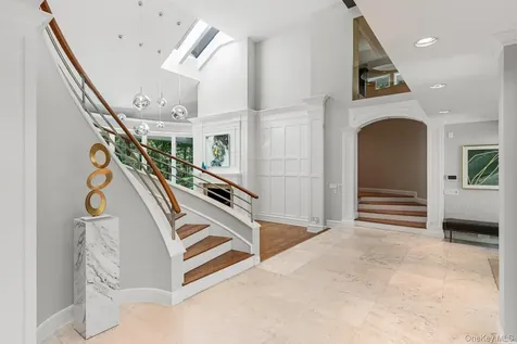 5 Coachmans Court Old Westbury NY 11568