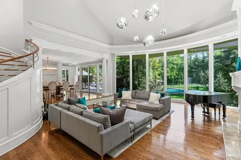 5 Coachmans Court Old Westbury NY 11568