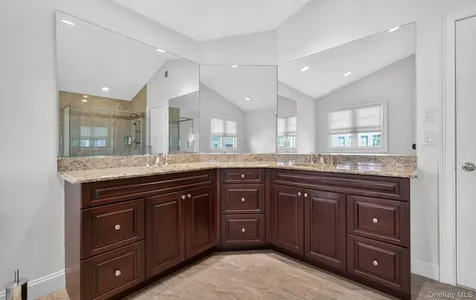 702 Equestrian Way Westbury NY 11590