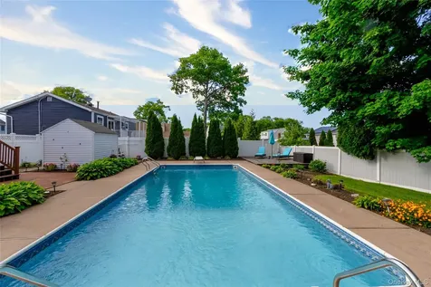 395 Saldane Avenue North Babylon NY 11703