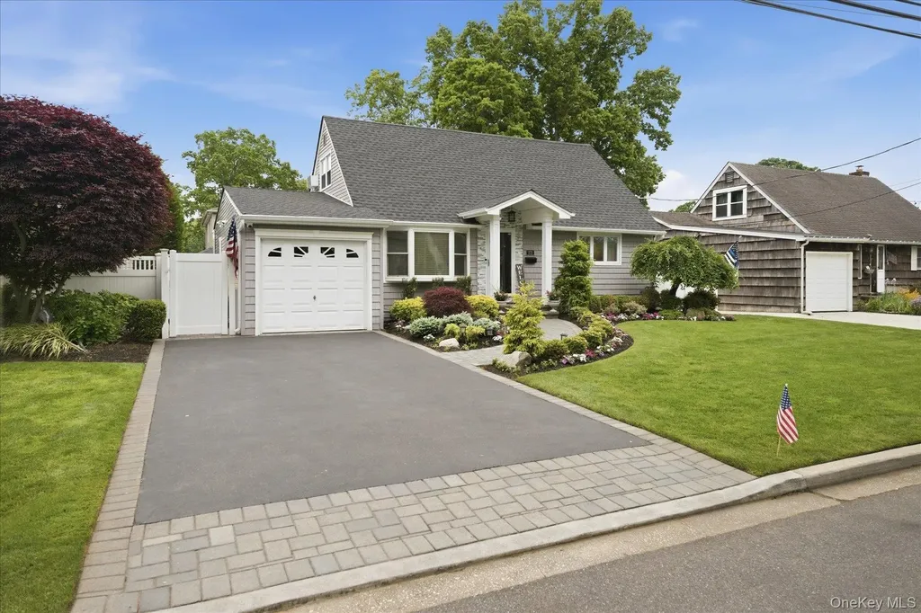 272 Hamilton Avenue Massapequa NY 11758